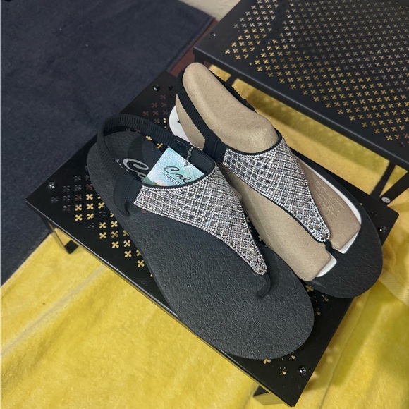 518.522. 524. . NEW SIZE 10 Skechers Black Sandals with Rhinestone Accents - Picture 2 of 8